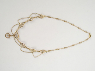Vente aux enchères Collier 1900 en or jaune décor de draperies filigrannées rehaussé de p