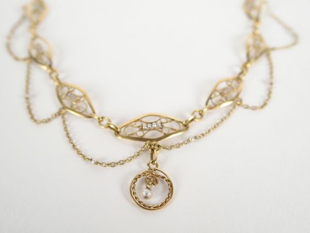 Collier 1900 en or jaune décor de draperies filigrannées rehaussé de p