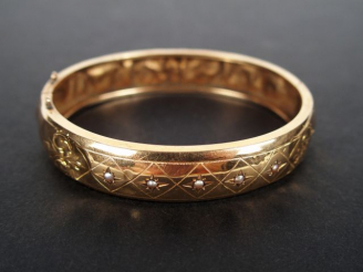 Vente aux enchères Bracelet jonc Napoléon III rehaussé de 5 petites perles grises (enfonc