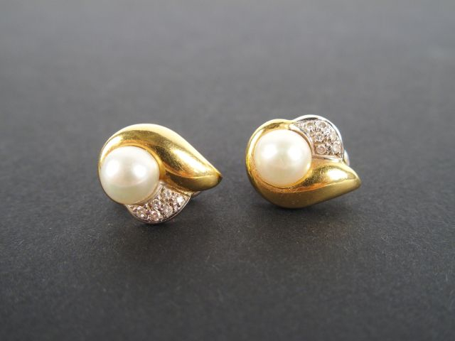 Paire de perce-oreilles monture or jaune, ornées de perles et rehaussé