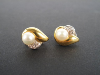 Vente aux enchères Paire de perce-oreilles monture or jaune, ornées de perles et rehaussé