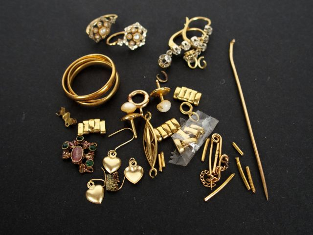 Lot d'or comprenant 3 alliances, 4 paires de perce-oreilles, 1 pendent