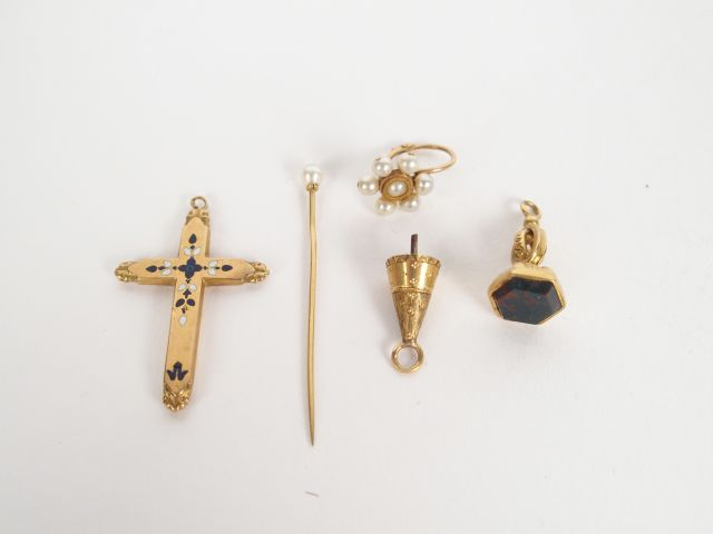 Pendentif croix, 2 breloques,  un perce oreille et une épingle à chape