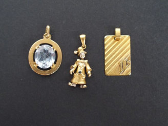 Vente aux enchères 3 pendentifs or jaune: -un pendentif en forme de clown (2,9gr), -pende