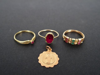 Vente aux enchères Médaille religieuse en or jaune.  Poids: 1,1gr On y joint 3 bagues mon