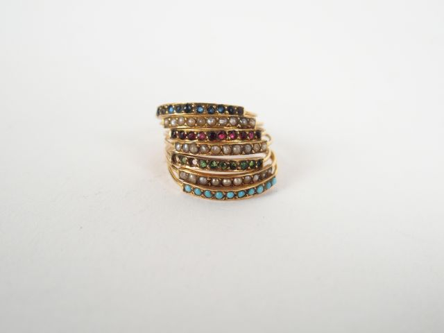 Bague semainier monture or jaune, pavée de rubis, saphirs, perles et t