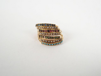 Vente aux enchères Bague semainier monture or jaune, pavée de rubis, saphirs, perles et t