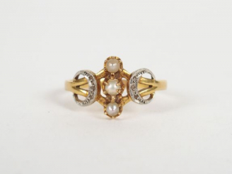 Vente aux enchères Bague monture or jaune rehaussée de 3 perles. TDD 62 Poids tel: 3,3gr
