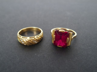 Vente aux enchères 2 bagues monture or jaune, l'une ornée d'une pierre synthétique rouge,