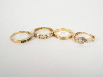 Vente aux enchères 4 bague monture or jaune et pierres. Poids tel: 6,2gr