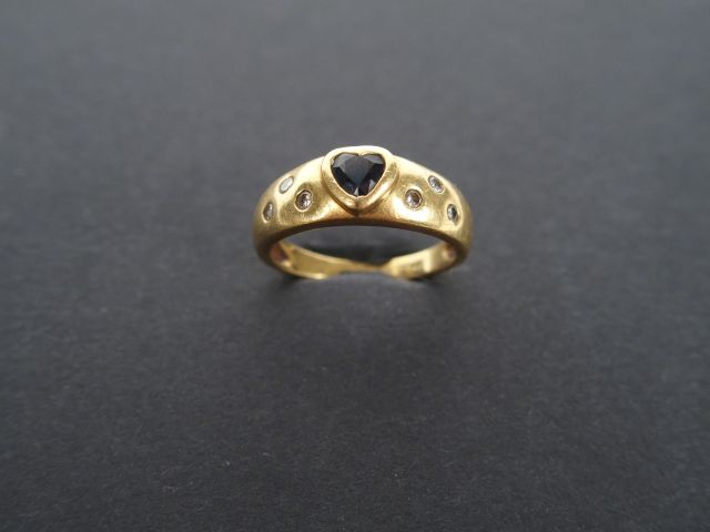 Bague monture or jaune, sertie en son centre d'un saphir taille cœur r