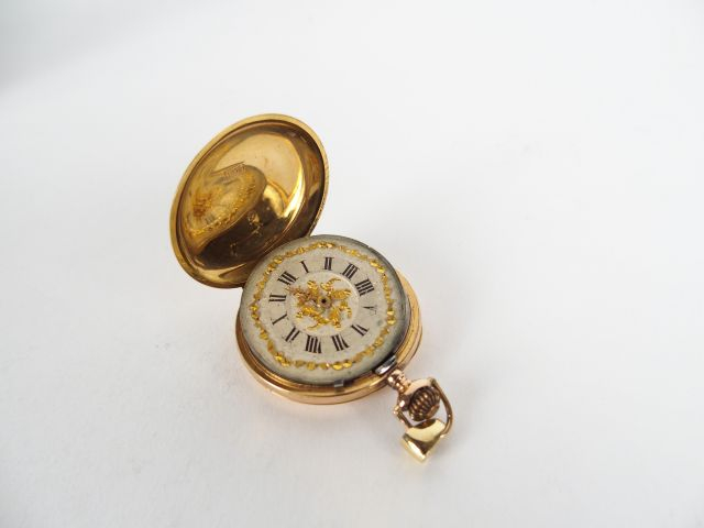 Montre savonnette en or jaune, décor d'émail "Profil de femme", 10 rub