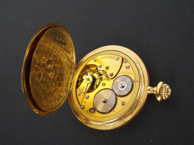 LONGINES. Montre savonnette en or jaune, mécanisme et boitiers signés 