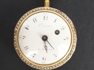 Vente aux enchères CARON à Paris (ca. XVIIIe). Montre de gousset en or jaune, décor de pe