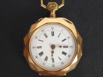 Vente aux enchères Montre de col en or jaune à pans coupés, cadran émail. Poids tel: 24,8