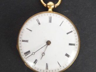 Vente aux enchères Montre de col en or jaune, échappement à cylindre, 8 trous en rubis, c