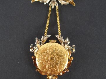 Montre de col 1900 montée en broche, cadran émail marqué Montreux, en 