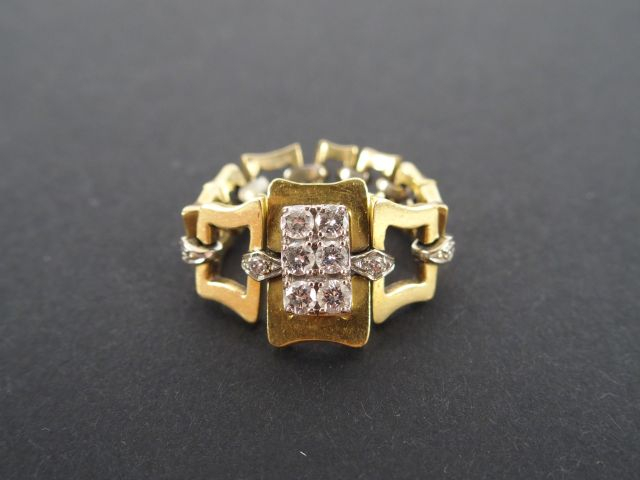 Bague maille souple monture or jaune ornée en son centre de 6 brillant