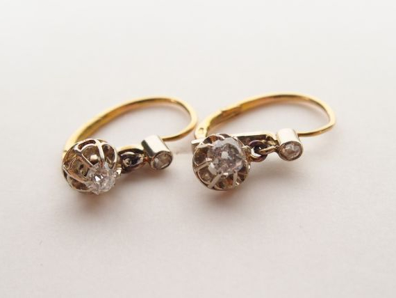 Paire de dormeuses monture or jaune, ornées chacun d'un diamant taille