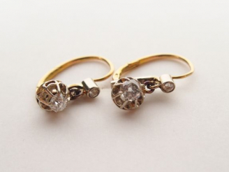 Vente aux enchères Paire de dormeuses monture or jaune, ornées chacun d'un diamant taille