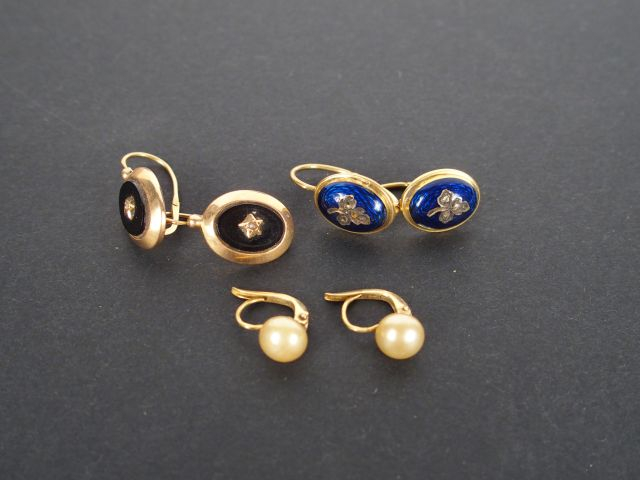 3 paires de perce-oreilles monture or jaune, émail bleu, onyx ou perle
