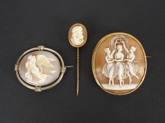 Vente aux enchères Deux différents camées coquilles XIXème, à décor de personnages mythol