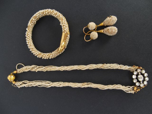 Bracelet, deux colliers et deux pendants d'oreilles en perles.