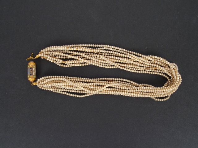 Bracelet, deux colliers et deux pendants d'oreilles en perles.