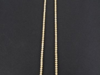 Vente aux enchères Collier de 119 perles fines diposées en chute de 2,3 mm à 5,4mm. Fermo