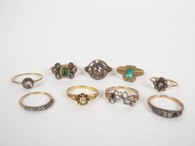 Ensemble de 9 bagues anciennes, monture or jaune, ornées de roses, écl