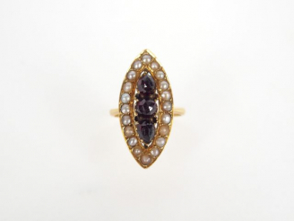 Vente aux enchères Bague marquise monture or jaune, ornée de 3 grenats entourage de perle