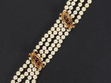 Bracelet 4 rangs de perles de culture de 5,5mm, rehaussé de 3 médaillo