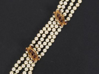 Vente aux enchères Bracelet 4 rangs de perles de culture de 5,5mm, rehaussé de 3 médaillo