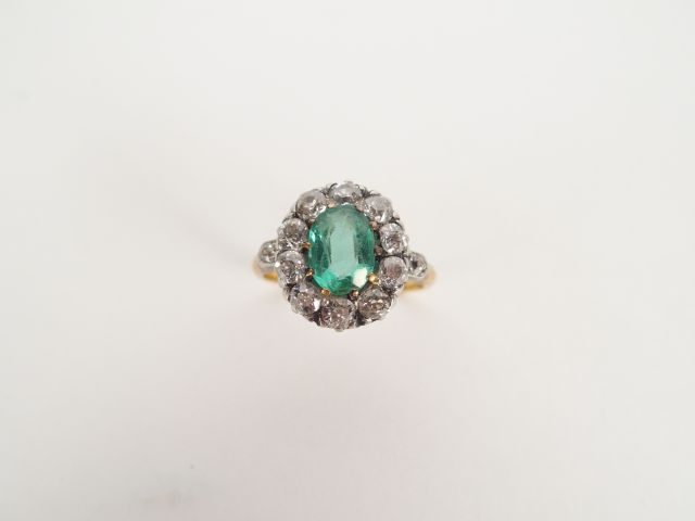 Bague marguerite monture or jaune, ornée d'une émeraude de 0,90cts env