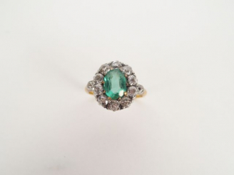 Vente aux enchères Bague marguerite monture or jaune, ornée d'une émeraude de 0,90cts env