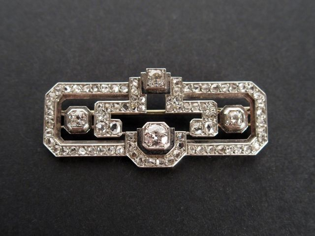 Broche Art déco monture platine, pavage de diamants taille rose et reh