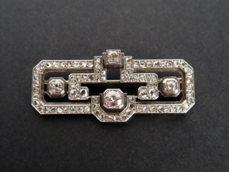 Vente aux enchères Broche Art déco monture platine, pavage de diamants taille rose et reh