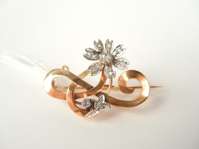 Broche en or jaune Napoléon III à décor de fleur pavée de diamants.  P