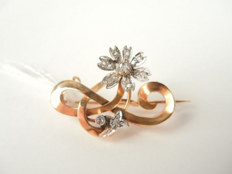 Vente aux enchères Broche en or jaune Napoléon III à décor de fleur pavée de diamants.  P