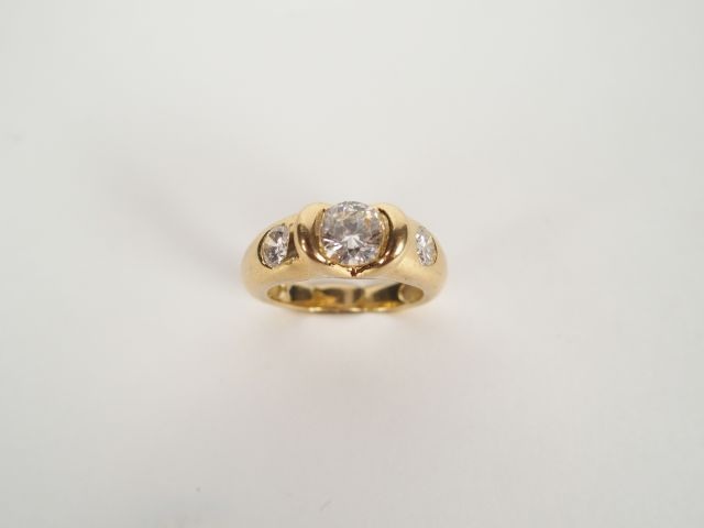 Bague monture moderne en or jaune, brillant central de 0,90cts environ