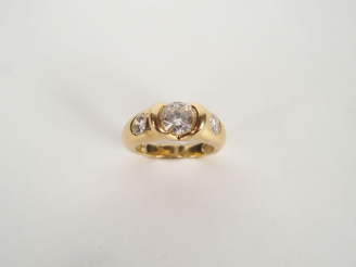 Vente aux enchères Bague monture moderne en or jaune, brillant central de 0,90cts environ