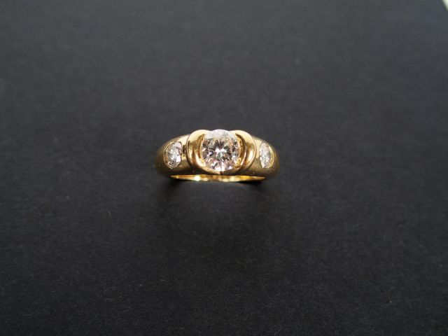 Bague monture moderne en or jaune, brillant central de 0,90cts environ
