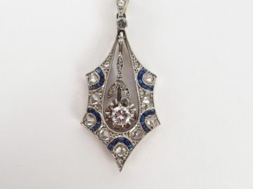 Pendentif années 20 monture platine pavé de diamants et de saphirs cal
