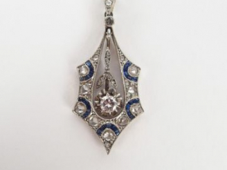 Vente aux enchères Pendentif années 20 monture platine pavé de diamants et de saphirs cal