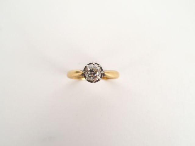 Bague solitaire monture or jaune, ornée d'un diamant taille ancienne d