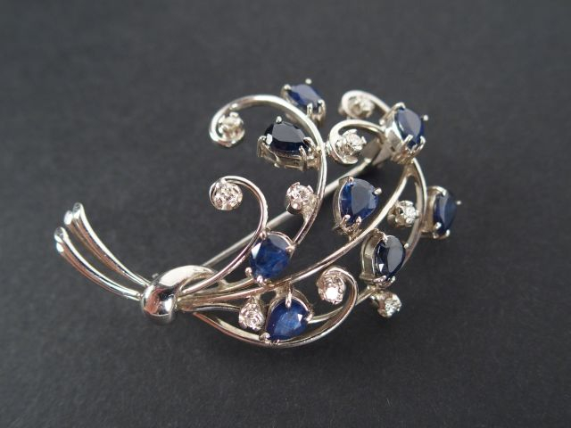 Broche monture or blanc en forme de bouquet fleuri pavée de 9 brillant