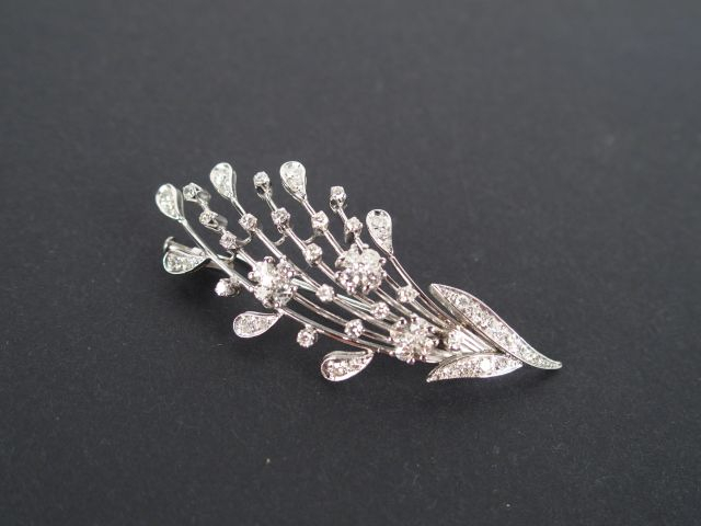 Broche années 20 monture platine en forme de gerbe de fleurs pavées de