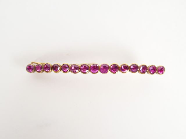 Broche barrette monture or jaune et rubis (traitements). 5,8cm environ