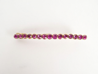 Vente aux enchères Broche barrette monture or jaune et rubis (traitements). 5,8cm environ