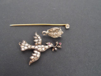 Vente aux enchères 2 éléments de pendentifs monture or, l'un en forme de Saint Esprit pav